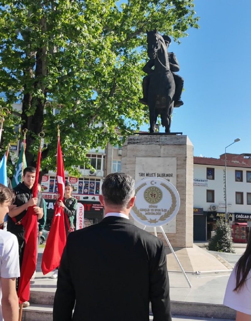 Atatürk Anıtı'na Çelenk Sunumu ve  Gençlik Yürüyüşü Gerçekleştirildi.