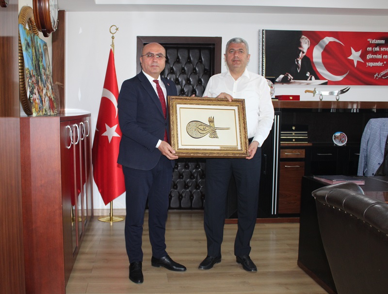 İlçe Tapu Müdürü Abidin Topaloğlu, Kaymakam Murat Kütük'ü Ziyaret Etti.